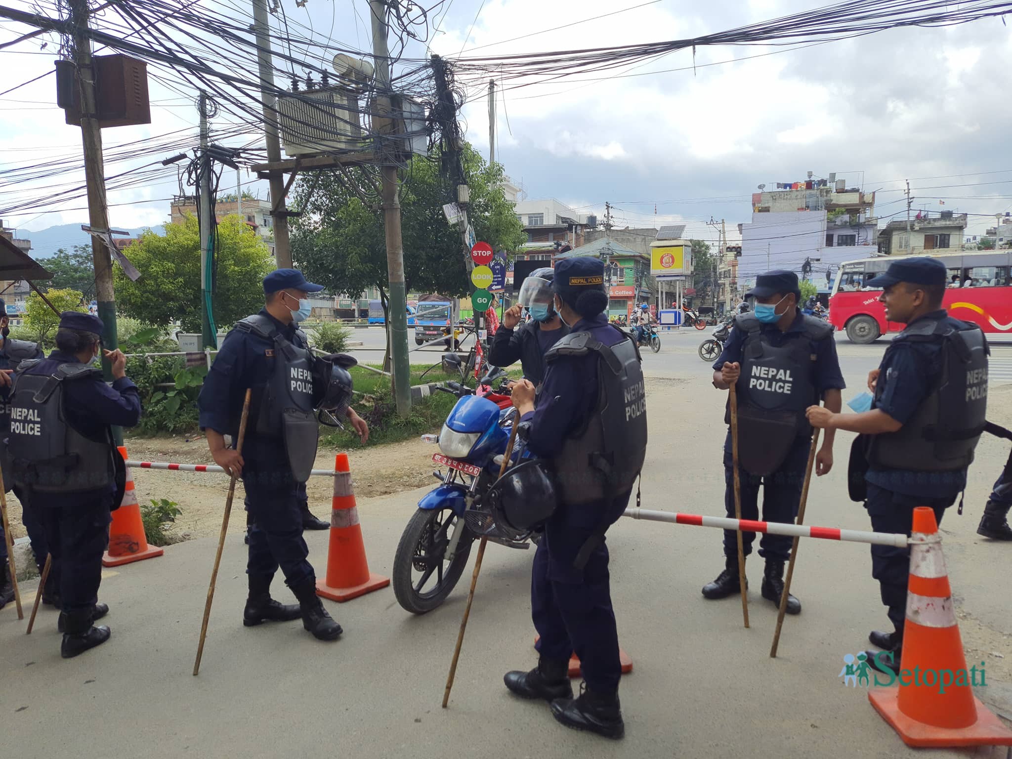 सानेपास्थित चक्रपथबाट कांग्रेस पार्टी कार्यालयमा जाने बाटोमा तैनाथ प्रहरी।  तस्बिर: प्रशन्न पोखरेल/सेतोपाटी।